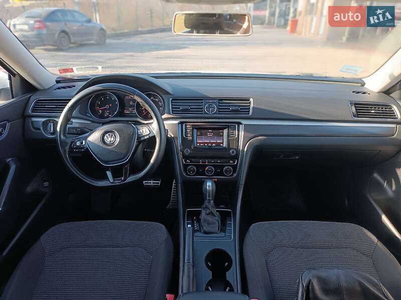Седан Volkswagen Passat 2016 в Ровно