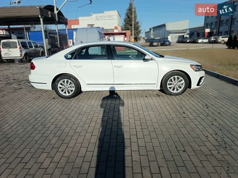 Седан Volkswagen Passat 2016 в Ровно
