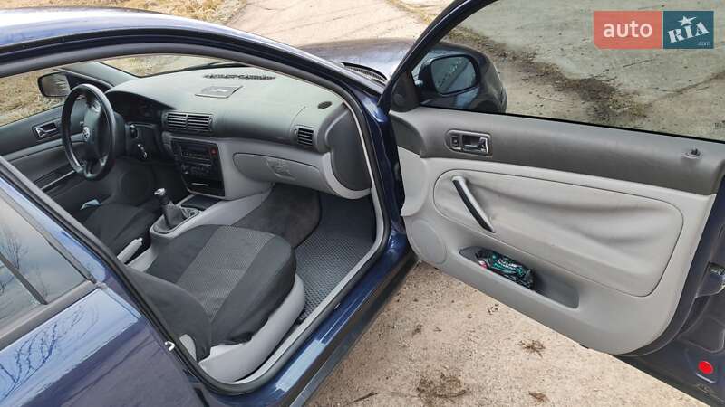 Седан Volkswagen Passat 2000 в Острозі