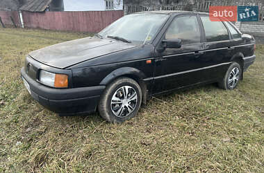 Седан Volkswagen Passat 1992 в Новоселице