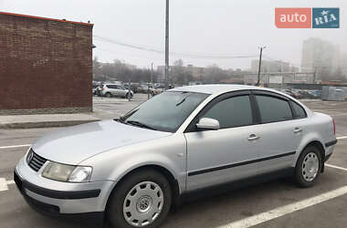 Седан Volkswagen Passat 2000 в Харькове