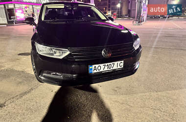 Седан Volkswagen Passat 2015 в Ужгороді