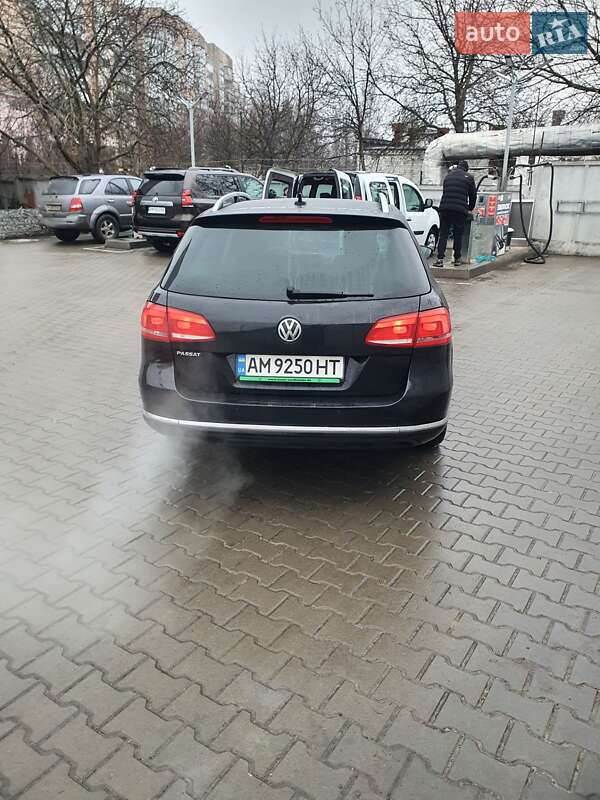 Універсал Volkswagen Passat 2012 в Житомирі
