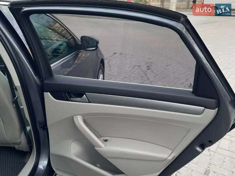 Седан Volkswagen Passat 2015 в Черновцах