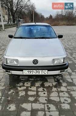 Седан Volkswagen Passat 1987 в Рогатине