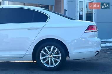 Седан Volkswagen Passat 2017 в Киеве