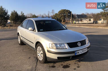 Седан Volkswagen Passat 2000 в Шацке