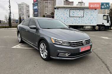 Седан Volkswagen Passat 2016 в Киеве