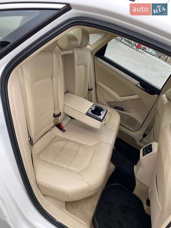 Седан Volkswagen Passat 2012 в Стрые