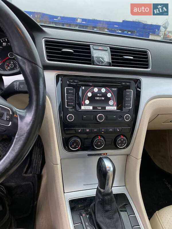 Седан Volkswagen Passat 2012 в Стрые