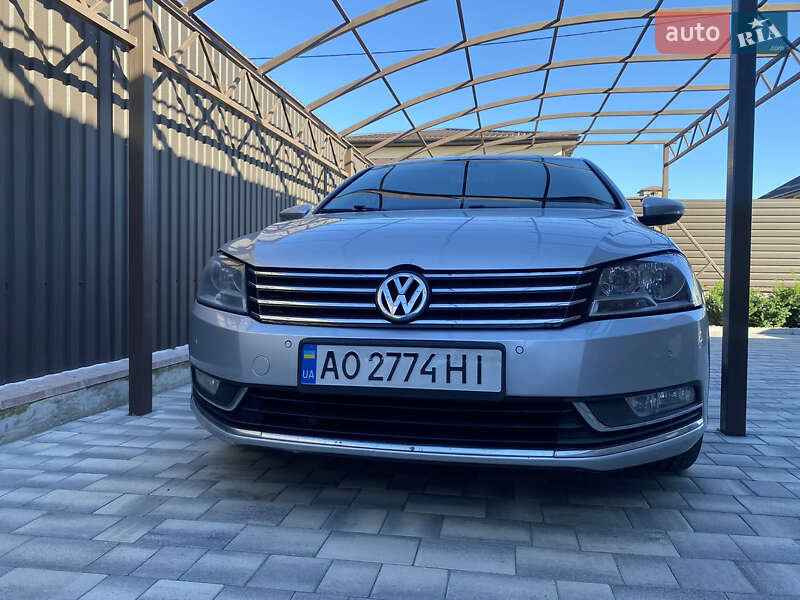 Седан Volkswagen Passat 2012 в Ужгороде