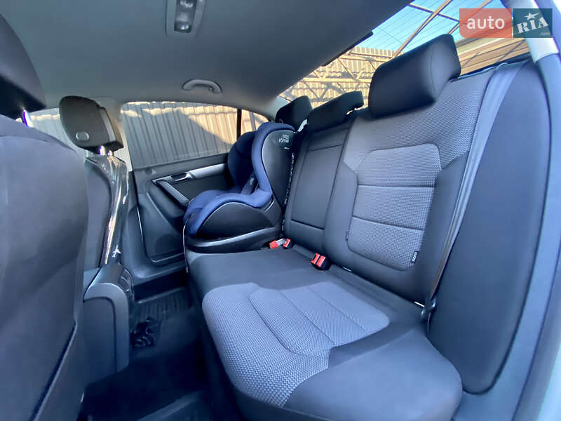 Седан Volkswagen Passat 2012 в Ужгороде