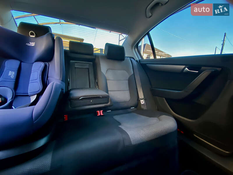 Седан Volkswagen Passat 2012 в Ужгороде