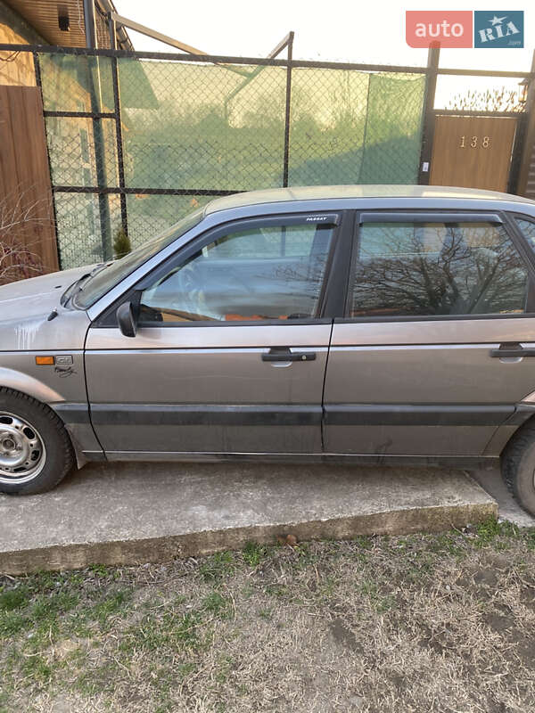 Седан Volkswagen Passat 1990 в Ізмаїлі