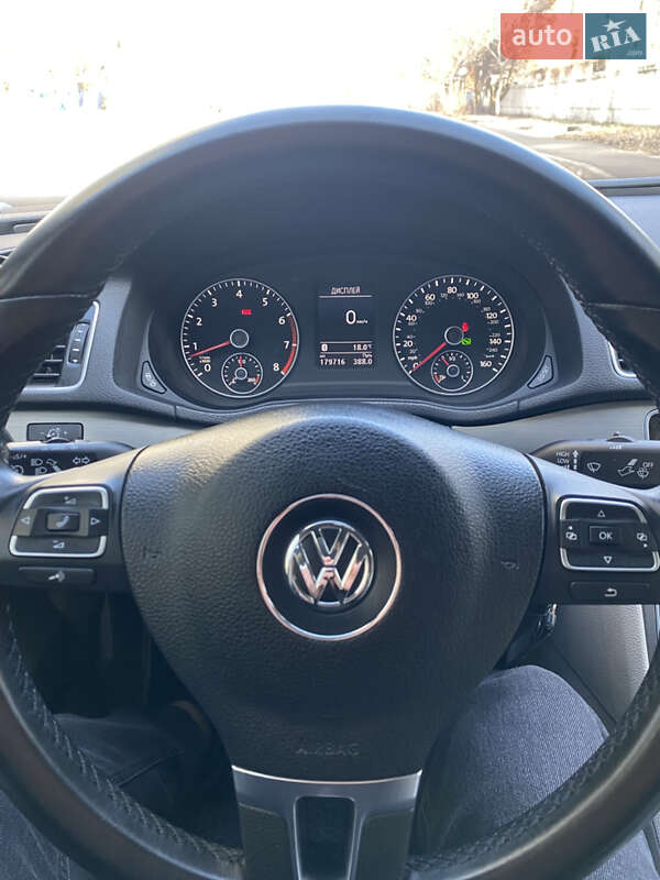 Седан Volkswagen Passat 2013 в Киеве