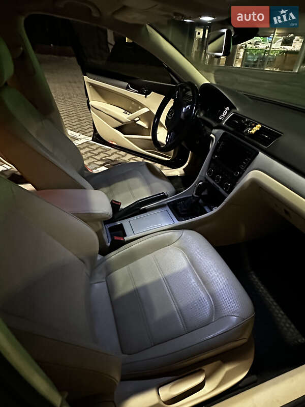 Седан Volkswagen Passat 2012 в Києві