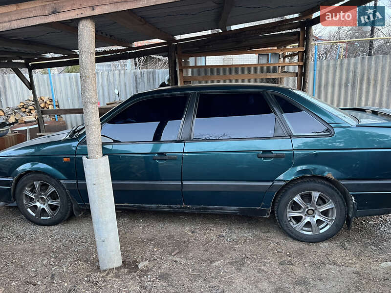 Седан Volkswagen Passat 1992 в 