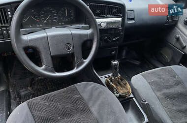 Універсал Volkswagen Passat 1992 в 