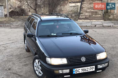 Універсал Volkswagen Passat 1995 в Новояворівську