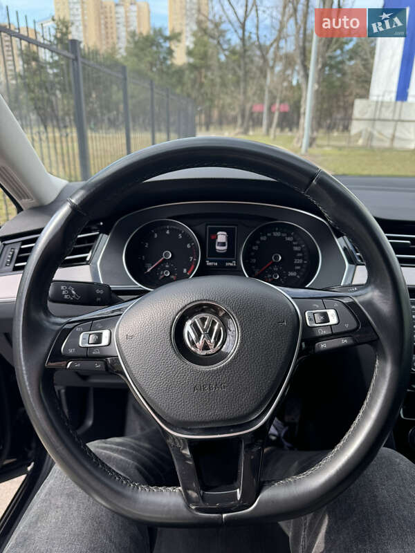 Седан Volkswagen Passat 2017 в Киеве