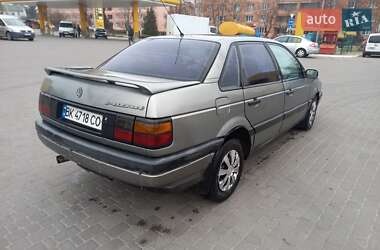 Седан Volkswagen Passat 1993 в Сарнах