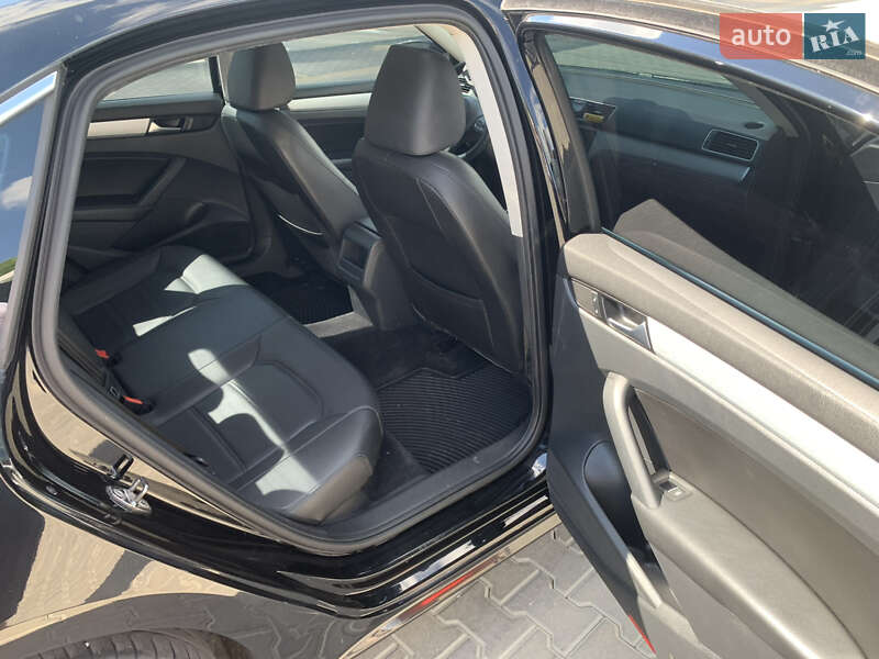 Седан Volkswagen Passat 2012 в Ровно