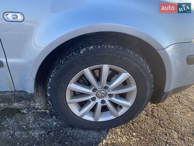 Седан Volkswagen Passat 2002 в Глухове