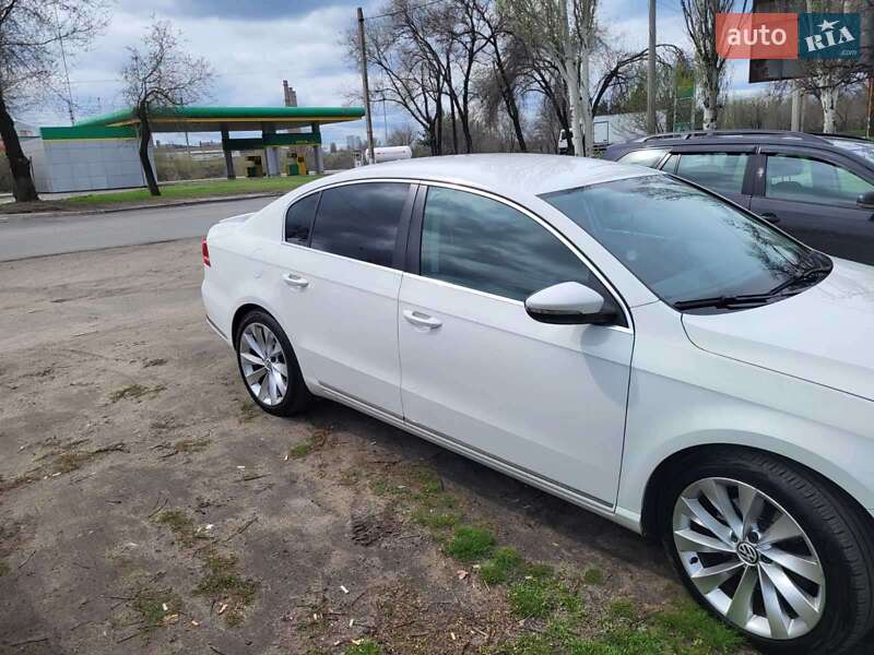 Седан Volkswagen Passat 2011 в Днепре