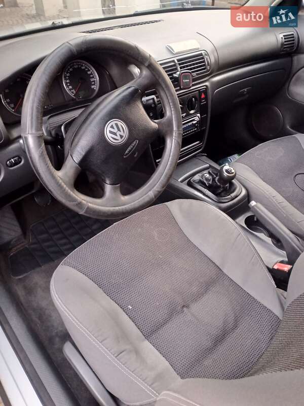 Седан Volkswagen Passat 2004 в Жовкве
