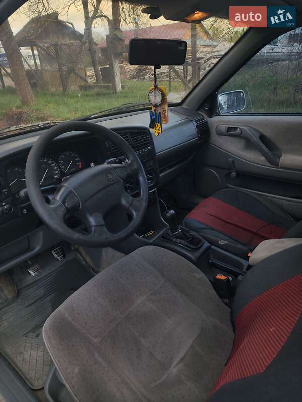 Седан Volkswagen Passat 1995 в Тячеві