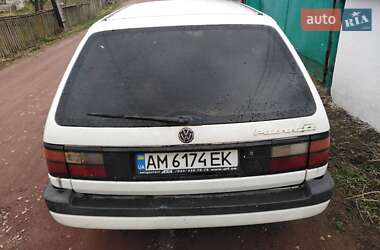 Универсал Volkswagen Passat 1992 в 