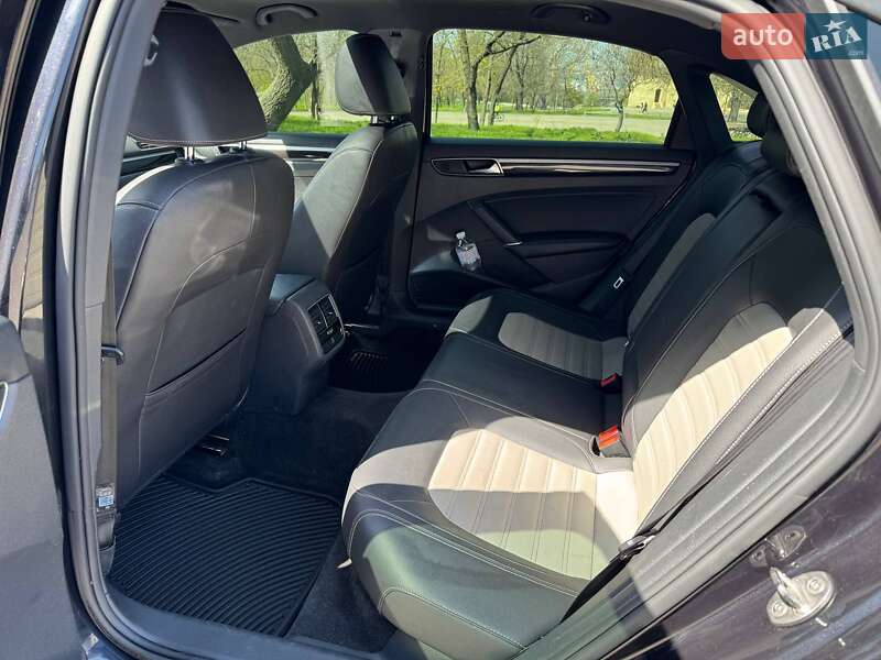 Седан Volkswagen Passat 2018 в Одессе