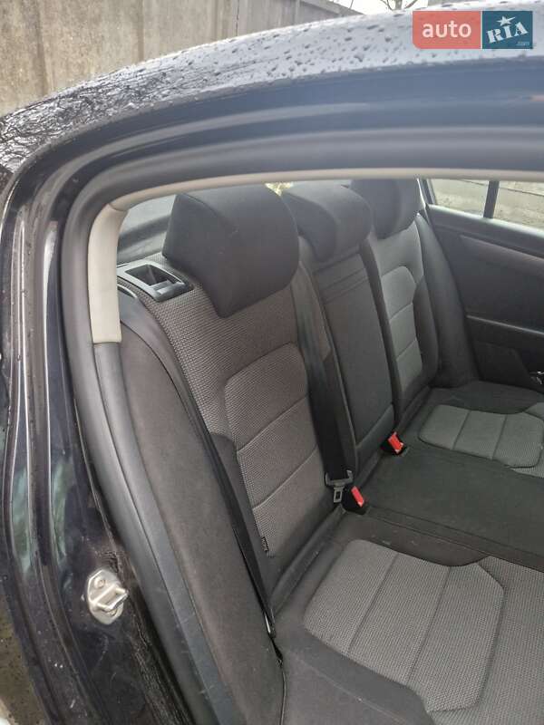 Седан Volkswagen Passat 2013 в Львове