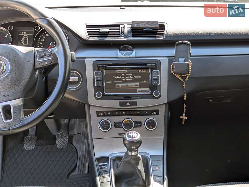 Універсал Volkswagen Passat 2012 в Ужгороді