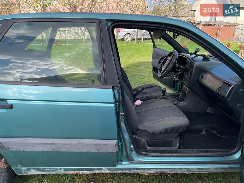 Седан Volkswagen Passat 1990 в Надворной