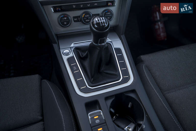 Універсал Volkswagen Passat 2018 в Києві фото 23 Універсал Volkswagen Passat 2018 в Києві