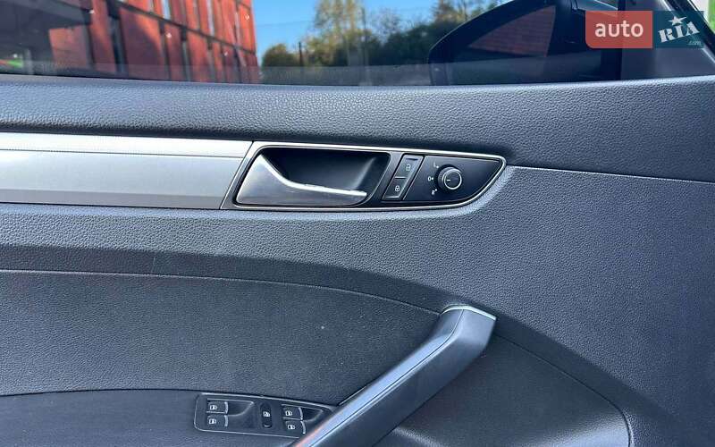 Седан Volkswagen Passat 2016 в Черновцах