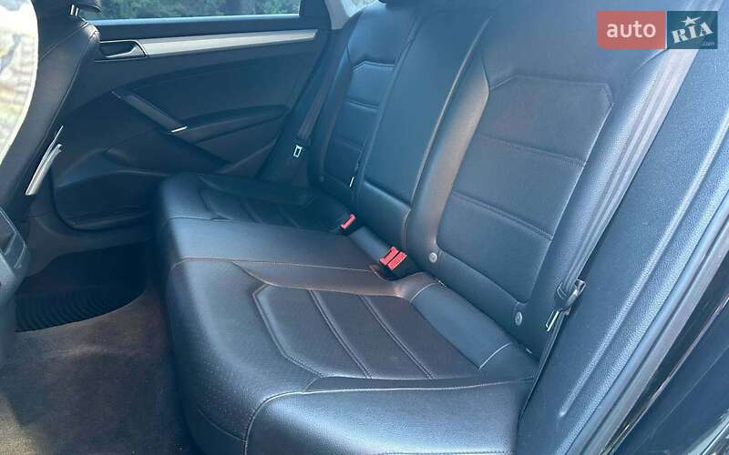 Седан Volkswagen Passat 2016 в Черновцах