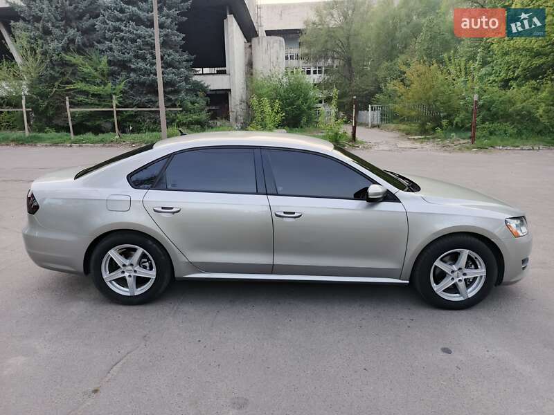 Седан Volkswagen Passat 2013 в Днепре