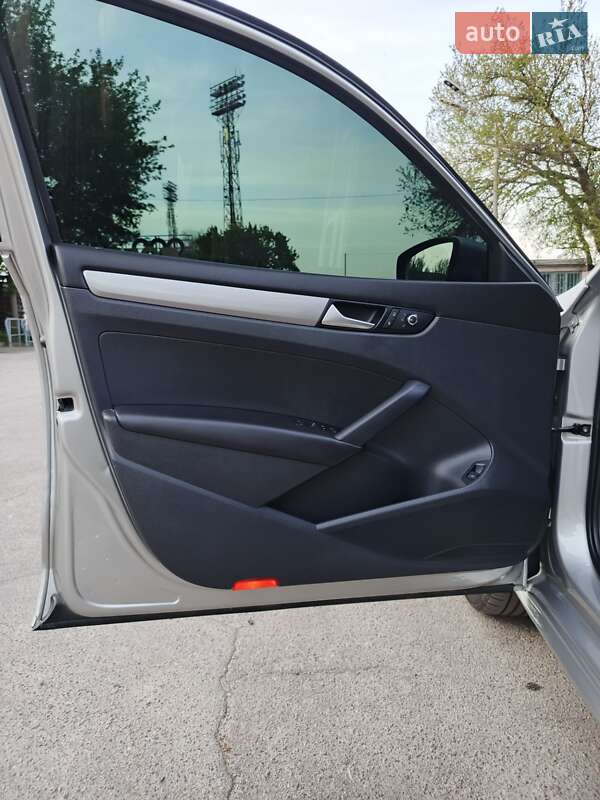 Седан Volkswagen Passat 2013 в Днепре