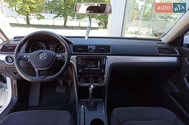 Седан Volkswagen Passat 2017 в Львове