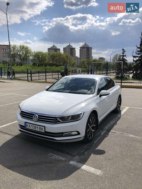 Седан Volkswagen Passat 2016 в Киеве