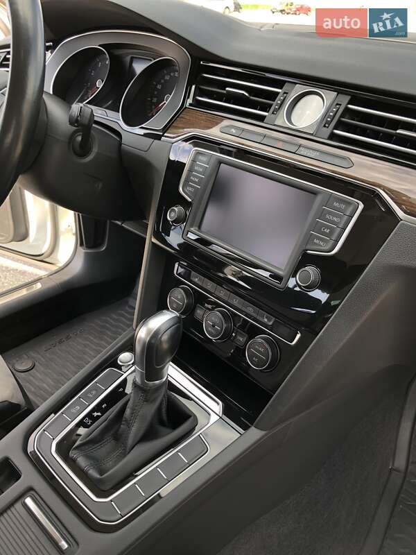 Седан Volkswagen Passat 2016 в Киеве