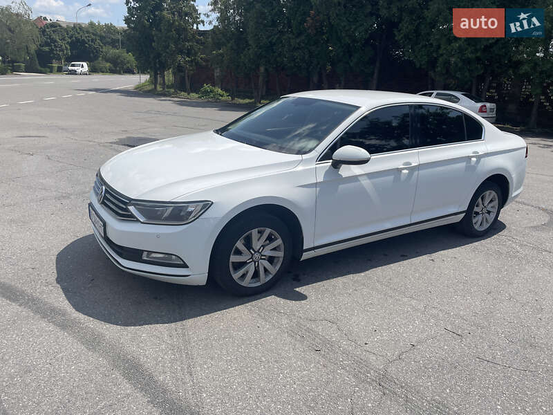 Седан Volkswagen Passat 2016 в Ужгороде