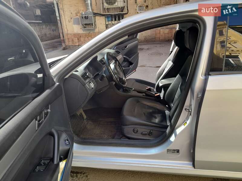 Седан Volkswagen Passat 2013 в Києві