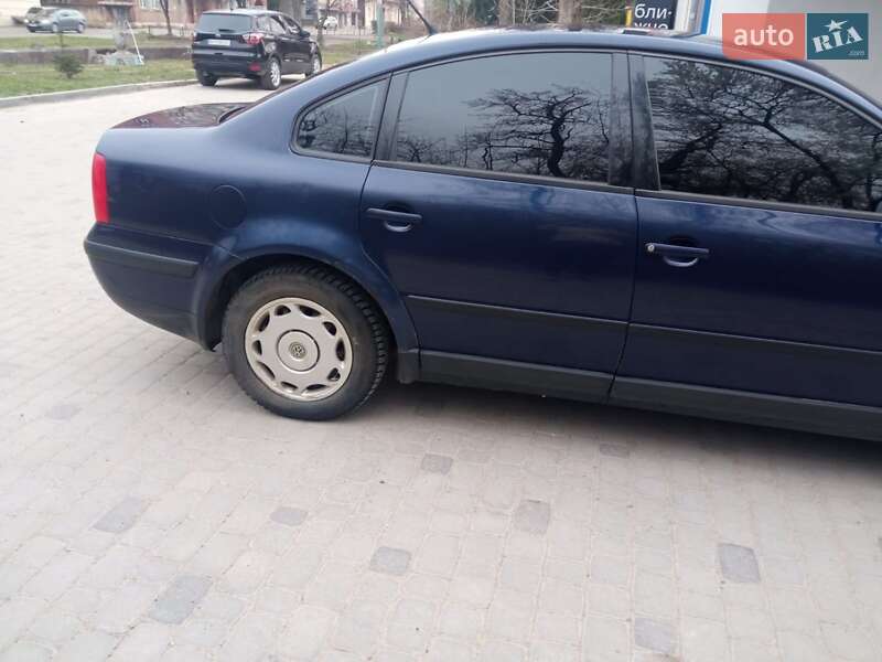 Седан Volkswagen Passat 1999 в Бориславе