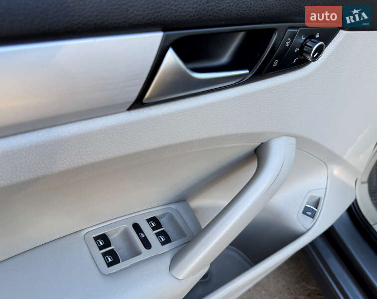 Седан Volkswagen Passat 2012 в Києві
