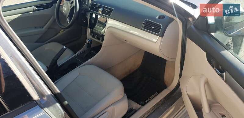 Седан Volkswagen Passat 2013 в Черновцах