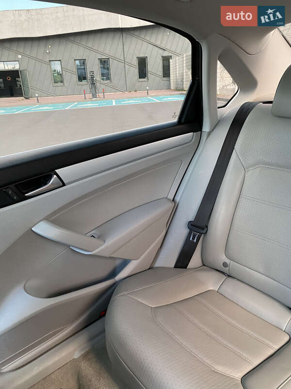 Седан Volkswagen Passat 2012 в Львове