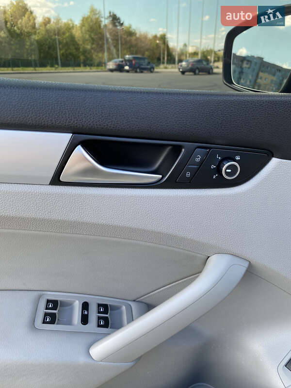 Седан Volkswagen Passat 2012 в Львове